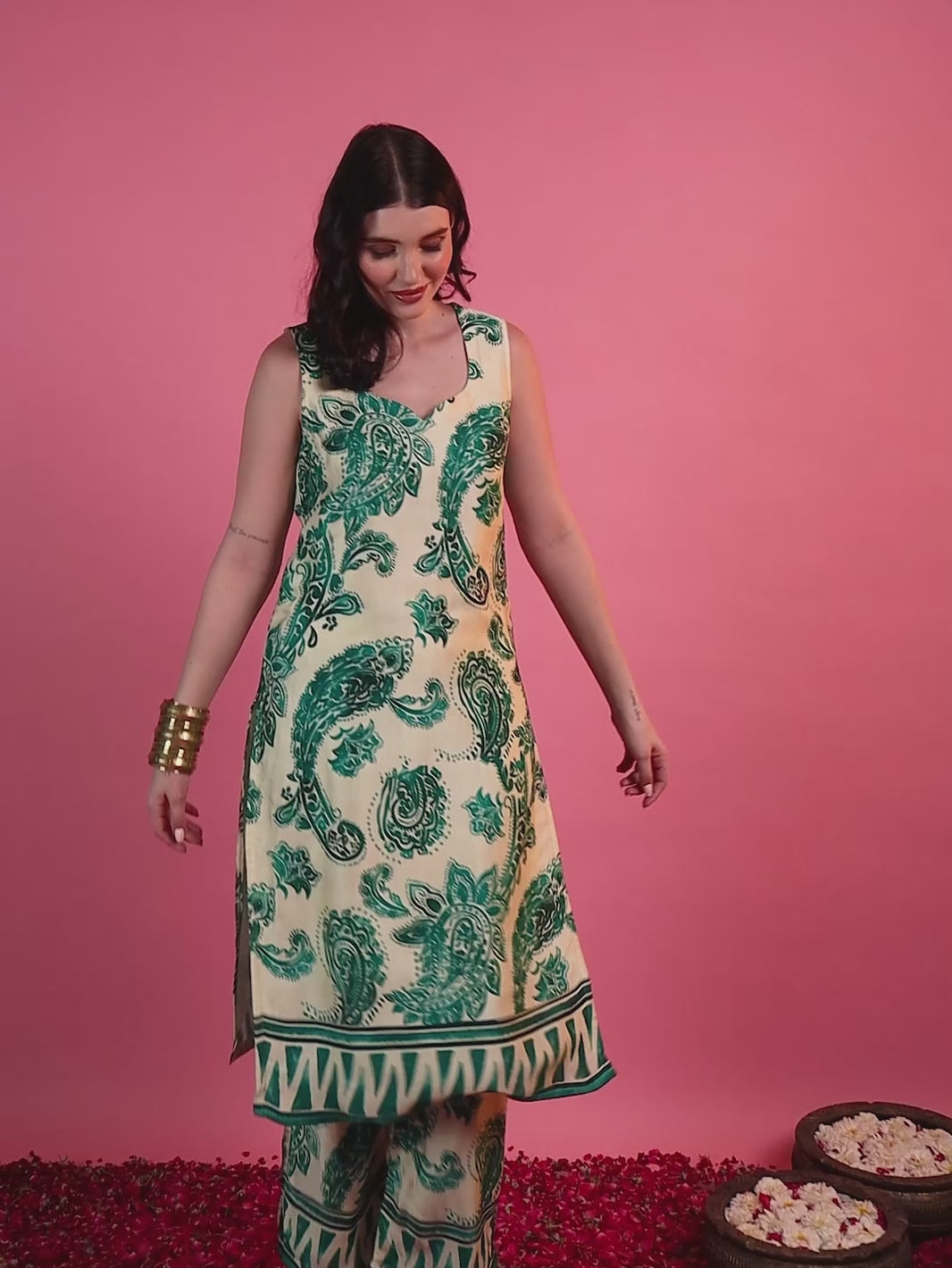 Green Paisley Printed Straight Kurta Set with Sweetheart Neck