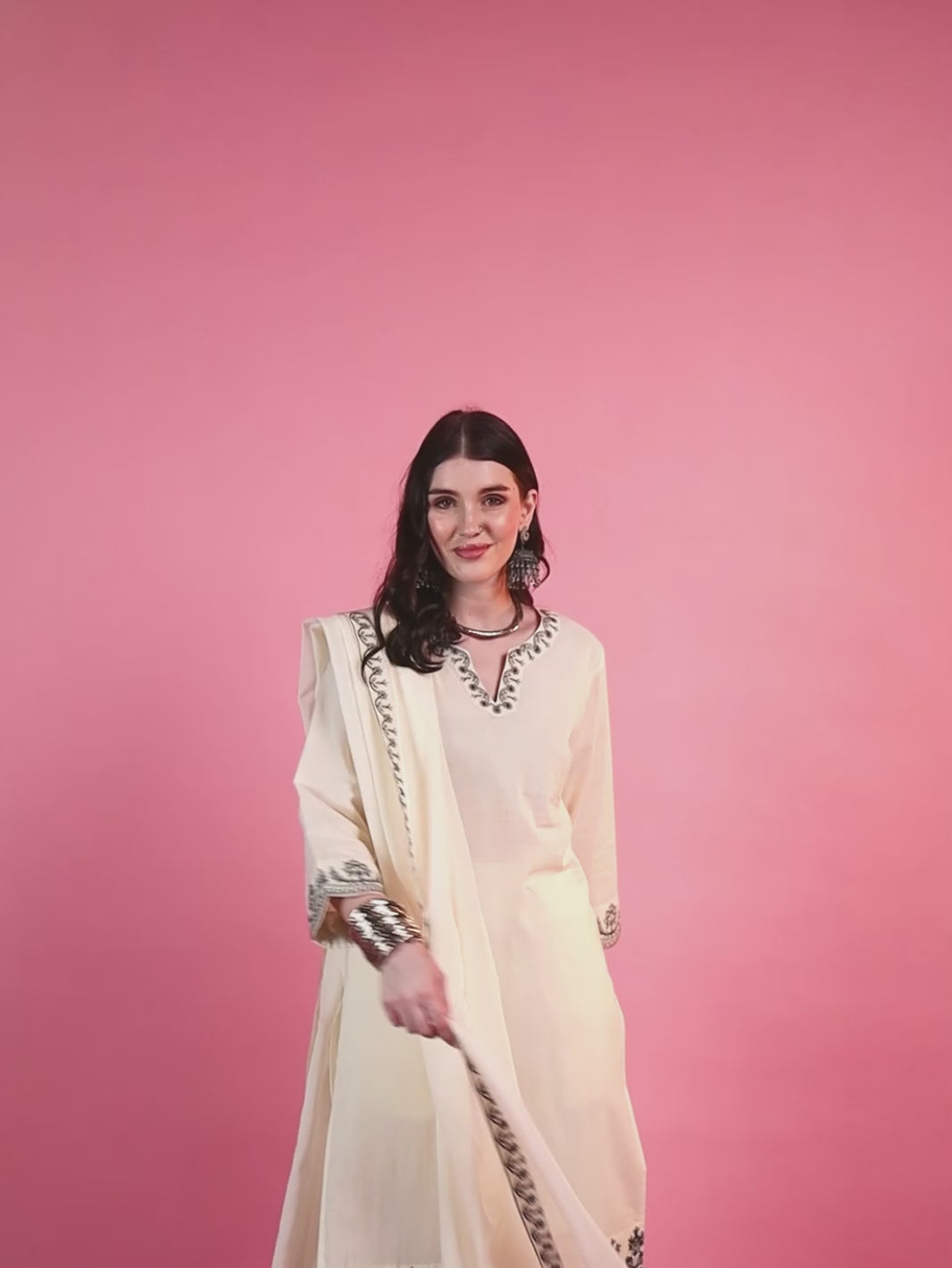 Off-White Straight Embroidered Kurta Set with Round Slit Neckline & Ethnic Detailing